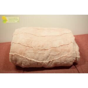 Pillowfort Pink Wave Kids' Plush 50x60" Throw Blanket*